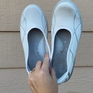 BZees Women’s Slip On Sneakers - 8W